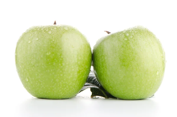 两个新鲜的青苹果 — 图库照片