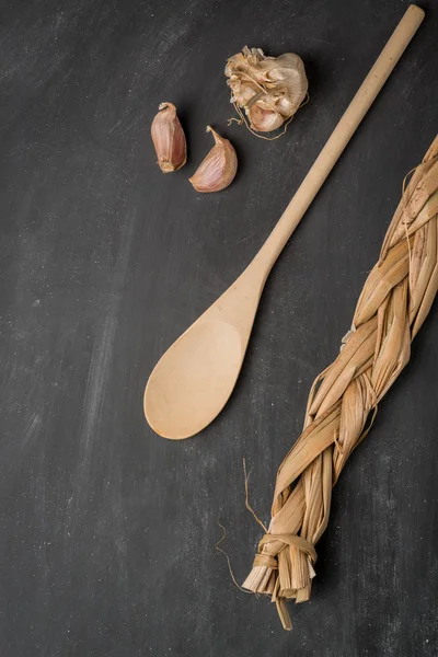 Wooden spoon and garlic — Stock Photo, Image