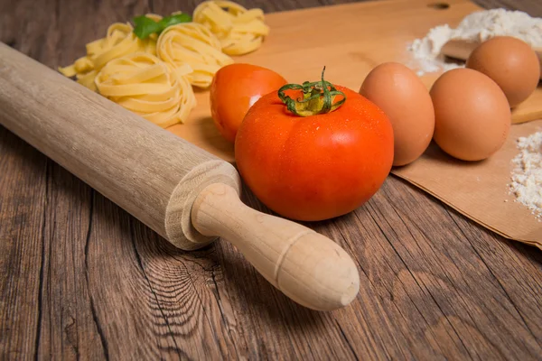 Raw pasta, tomato and eggs — Stock Photo, Image