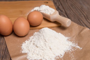 kaşık un ve yumurta