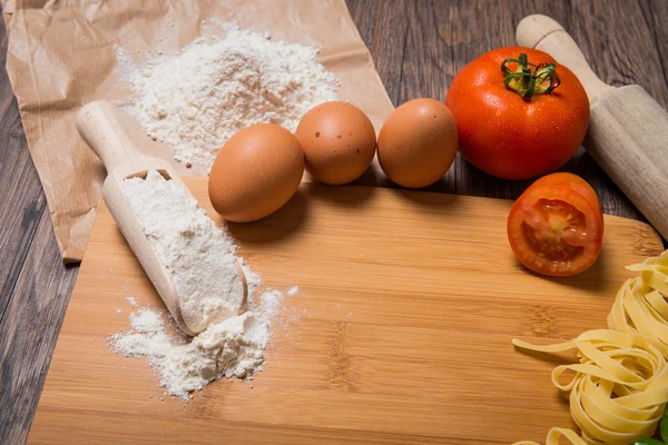 Raw pasta, tomato and eggs — Stock Photo, Image