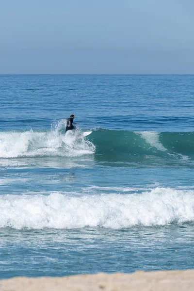 Anima Surfista Ragazza Cavalcando Onda Spiaggia Furadouro Ovar Portogallo — Foto Stock
