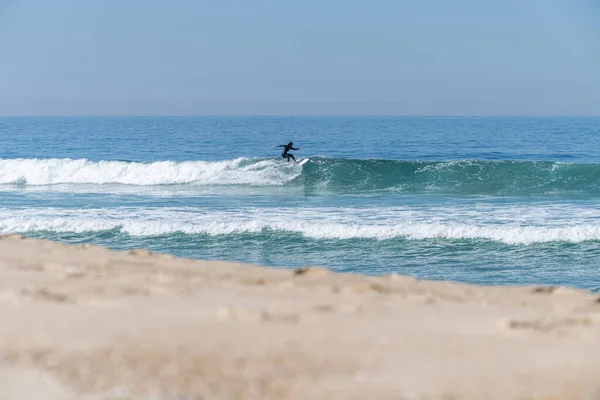 Anima Surfista Ragazza Cavalcando Onda Spiaggia Furadouro Ovar Portogallo — Foto Stock
