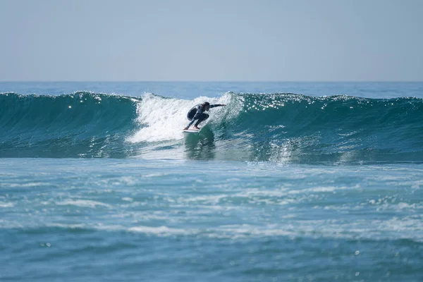 Ruh Sörfçüsü Kız Furadouro Sahilinde Dalgalara Biniyor Ovar Portekiz — Stok fotoğraf