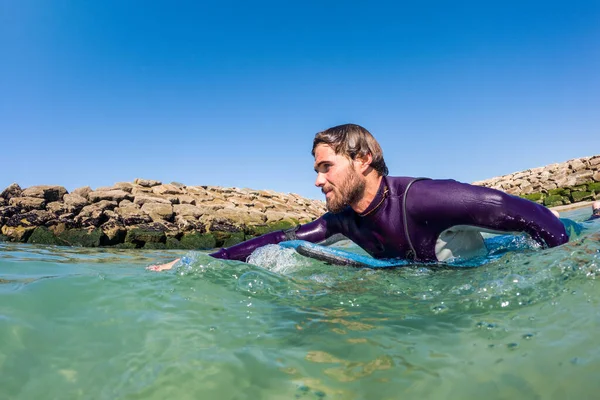 Bodyboarder Veslování Nad Vodou Pláži Furadouro Ovar Portugalsko — Stock fotografie