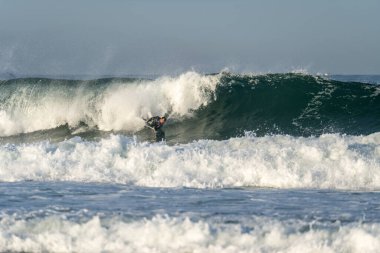 Portekiz, Aveiro yakınlarındaki S. Jacinto plajında sörf yapan bir Bodyboardçu..