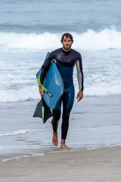 Bodyboarder Procházky Jacinto Pláži Blízkosti Aveiro Portugalsko — Stock fotografie