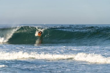 Portekiz, Aveiro yakınlarındaki S. Jacinto plajında sörf yapan bir Bodyboardçu..