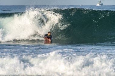 Portekiz, Aveiro yakınlarındaki S. Jacinto plajında sörf yapan bir Bodyboardçu..
