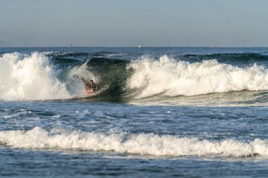 Portekiz, Aveiro yakınlarındaki S. Jacinto plajında sörf yapan bir Bodyboardçu..