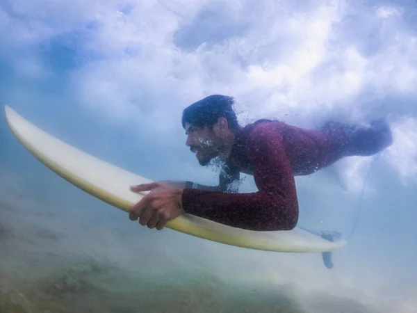 Surfer Ente Taucht Eine Welle Strand Von Furadouro Ovar Portugal — Stockfoto