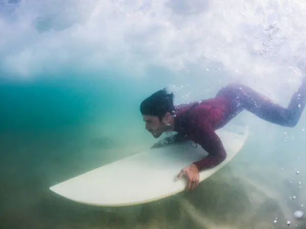 Surfer Ente Taucht Eine Welle Strand Von Furadouro Ovar Portugal — Stockfoto