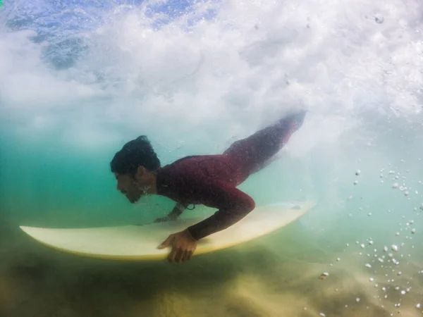 Surfer Ente Taucht Eine Welle Strand Von Furadouro Ovar Portugal — Stockfoto