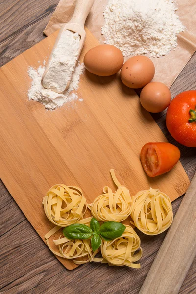 Ruwe pasta's, tomaat en eieren — Stockfoto