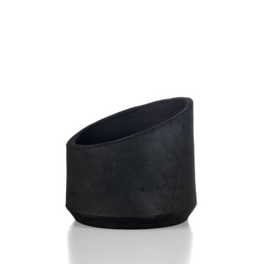 Modern tasarım siyah seramik vazo beyaz zemin üzerinde izole.