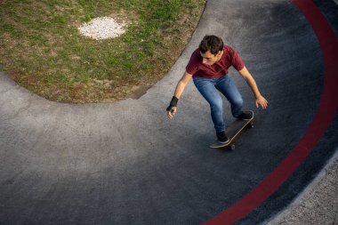 Güneşli bir günde bir pompa pistinde kaykaycı antrenmanı..