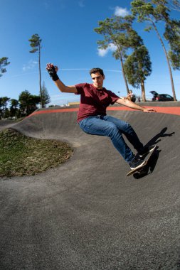 Güneşli bir günde bir pompa pistinde kaykaycı antrenmanı..