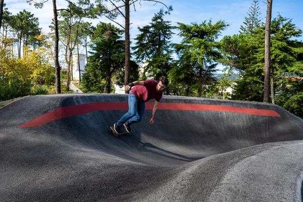 Skateboarder Oefenen Een Pompparkje Een Zonnige Dag — Stockfoto