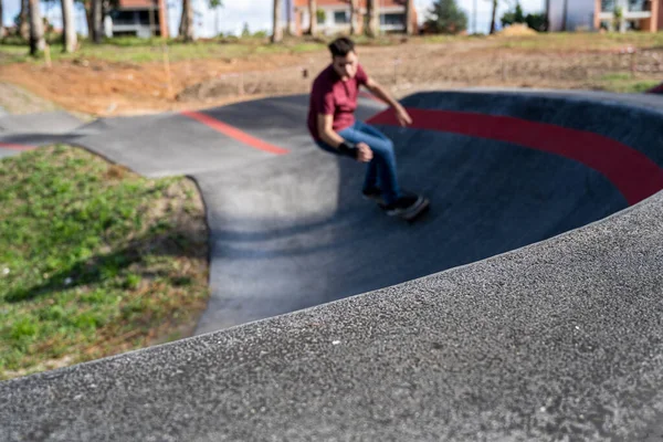 Skateboarder Üben Einem Sonnigen Tag Auf Einem Pumptrack Park — Stockfoto