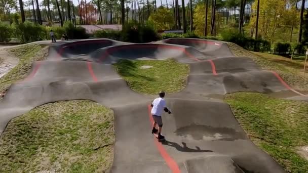 Skateboarder Πρακτική Ένα Πάρκο Αντλία Πίστα — Αρχείο Βίντεο