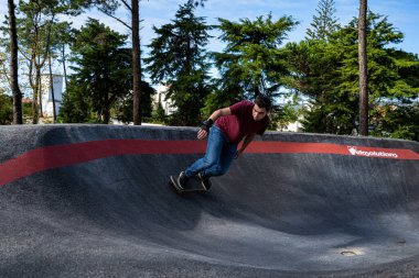 Güneşli bir günde bir pompa pistinde kaykaycı antrenmanı..
