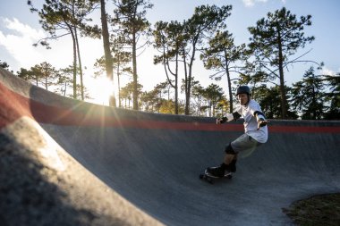 Güneşli bir günde bir pompa pistinde kaykaycı antrenmanı..