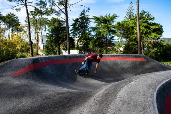 Pratique Skateboard Sur Parc Pompage Par Une Journée Ensoleillée — Photo