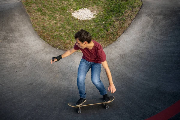 Skateboarder Oefenen Een Pompparkje Een Zonnige Dag — Stockfoto