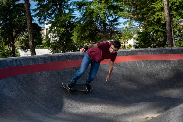 Skateboarder Üben Einem Sonnigen Tag Auf Einem Pumptrack Park — Stockfoto