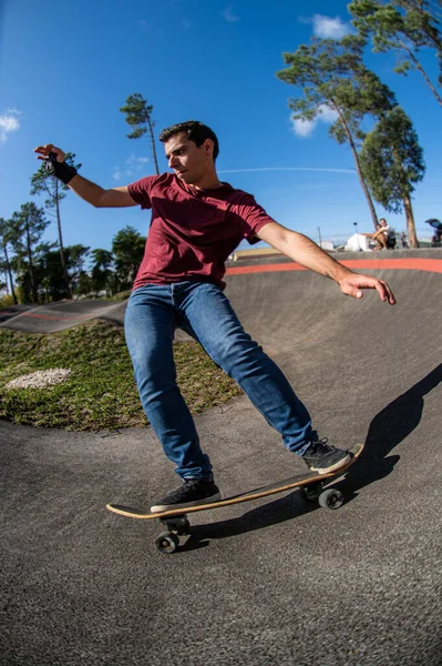 Skateboarder Oefenen Een Pompparkje Een Zonnige Dag — Stockfoto