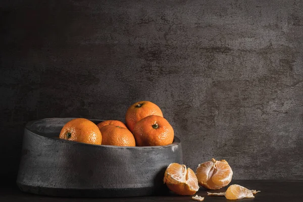 Design Moderno Tigela Cerâmica Preta Com Tangerinas — Fotografia de Stock