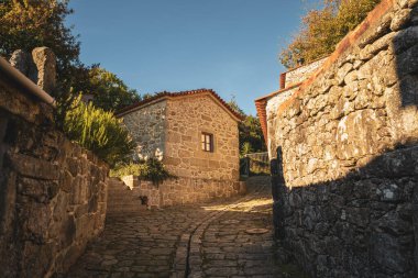Aveiro 'nun Vale de Cambra ilçesine bağlı Roge bölgesinde bulunan eski köy, Serra da Freita yamaçlarında kayboldu..