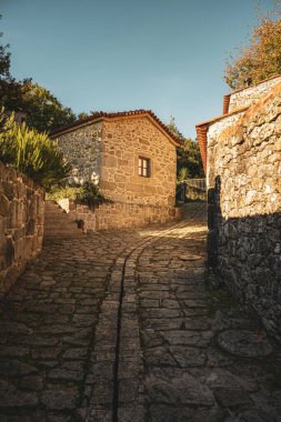 Aveiro 'nun Vale de Cambra ilçesine bağlı Roge bölgesinde bulunan eski köy, Serra da Freita yamaçlarında kayboldu..