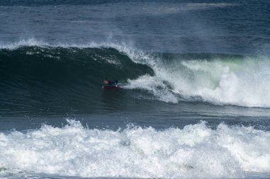 Güneşli bir dalga Bodyboarder sörf okyanus.