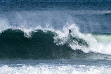 Güneşli bir dalga Bodyboarder sörf okyanus.