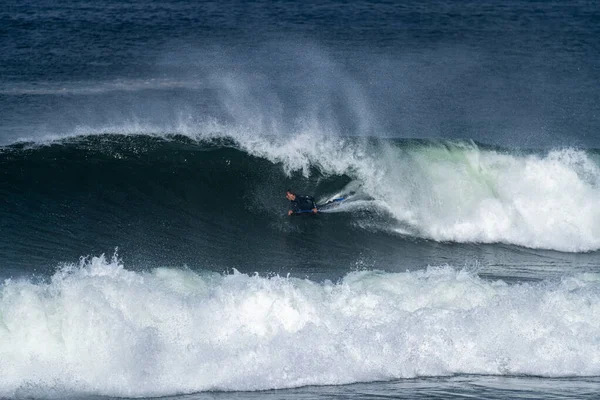 Bodyboarder Surfar Onda Oceano Dia Ensolarado — Fotografia de Stock