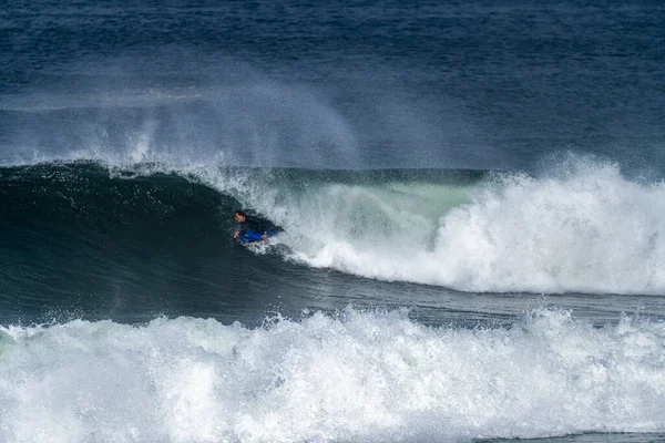 Bodyboarder Surfování Oceánu Vlnu Slunečného Dne — Stock fotografie