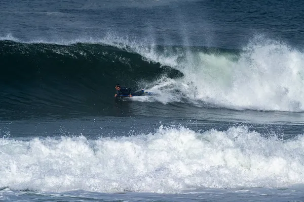 Bodyboarder Surfeando Ola Oceánica Día Soleado — Foto de Stock