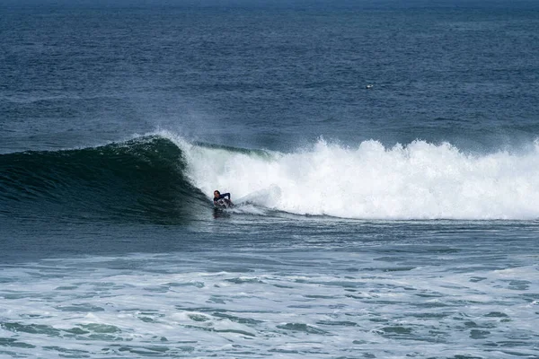 Bodyboarder Surfeando Ola Oceánica Día Soleado — Foto de Stock