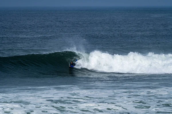 Bodyboarder Surfen Ocean Wave Een Zonnige Dag — Stockfoto