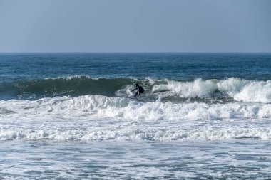 Okyanus dalgaları üzerinde eylem güneşli bir sörfçü.