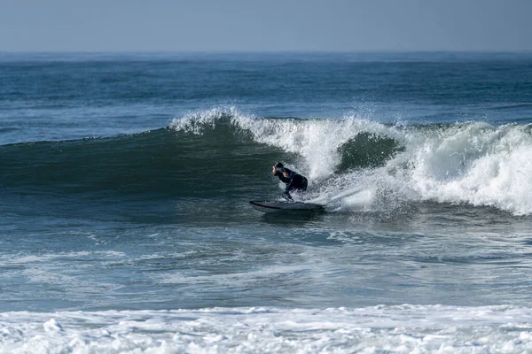 晴れた日に海の波のアクションでサーファー — ストック写真