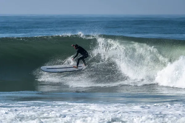 Okyanus dalgaları üzerinde eylem güneşli bir sörfçü.