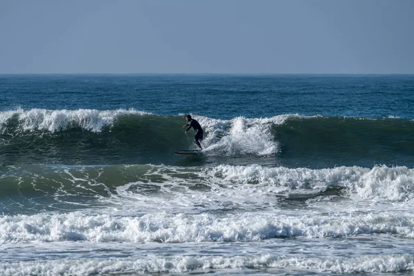 Okyanus dalgaları üzerinde eylem güneşli bir sörfçü.