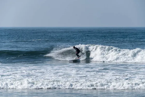 Surfer Aktion Auf Den Wellen Des Ozeans Einem Sonnigen Tag — Stockfoto