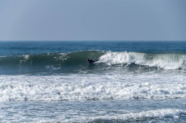 Güneşli bir dalga Bodyboarder sörf okyanus.