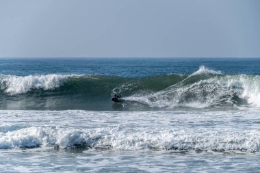 Güneşli bir dalga Bodyboarder sörf okyanus.