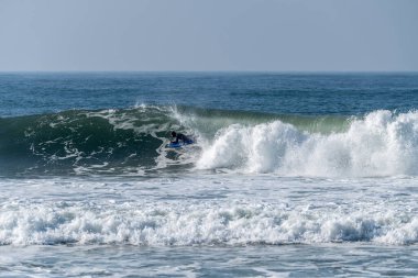 Güneşli bir dalga Bodyboarder sörf okyanus.