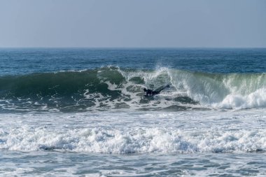 Güneşli bir dalga Bodyboarder sörf okyanus.