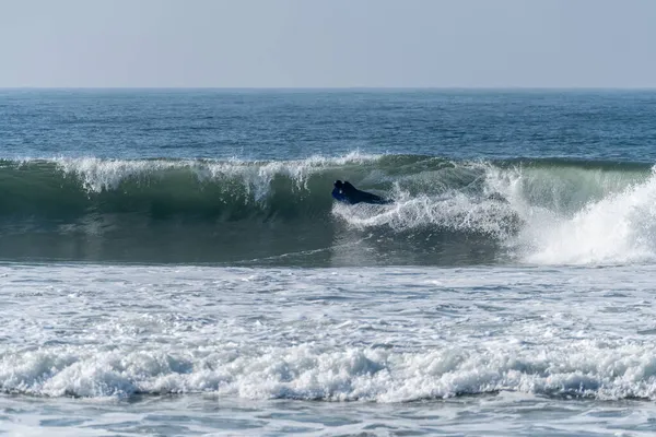 Bodyboarder Fala Ocean Surfing Słoneczny Dzień — Zdjęcie stockowe